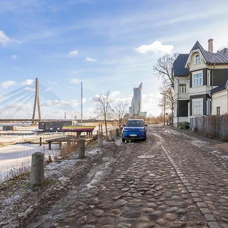 Lejlighed Riverside Flat With A Beautiful View Over *